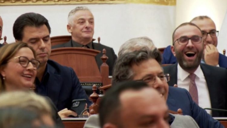 Të ulur krah njëri-tjetrit, Basha dhe Bardhi debatojnë në Kuvend