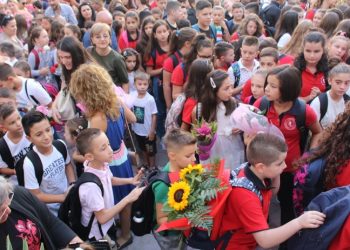 Nisja e vitit të ri shkollor/ Ekspertët: Duhet kujdes me fëmijët e klasave të para