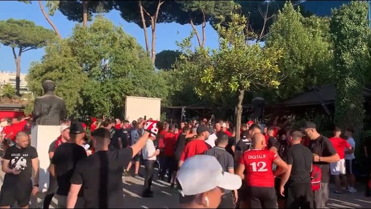 Atmosferë e zjarrtë në Tiranë,tifozët presin ndeshjen Shqipëri-Poloni me këngë patriotike