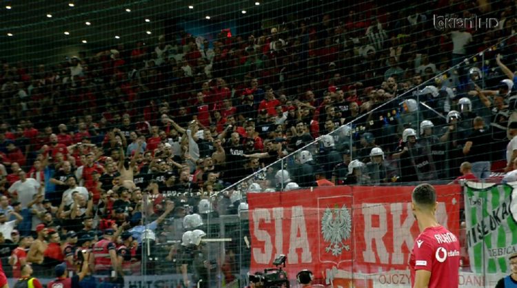 Shqipëri-Poloni/ Tifozët polakë thyejnë stolat në stadium, përplasen me tifozët kuqezi