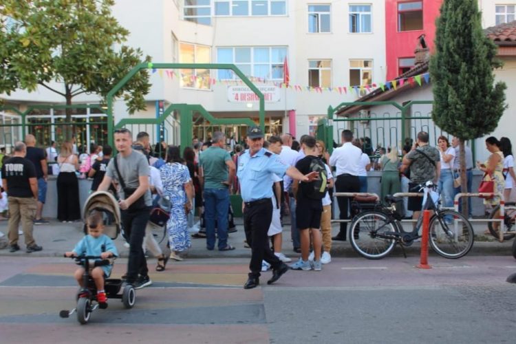 Nis pa probleme dita e parë e shkollës, Policia në ndihmë të nxënësve