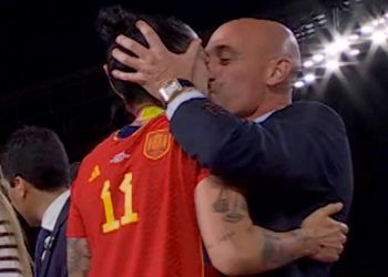 Puthi në buzë futbollisten, Rubiales jep dorëheqjen si president i Federatës Spanjolle