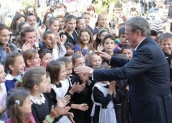 Berisha në nisje të vitit shkollor: Qindra klasa të para dhe shkolla nuk u hapën