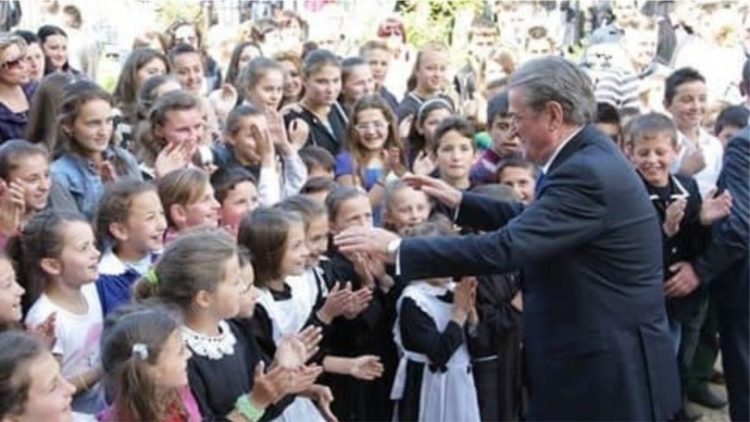 Berisha në nisje të vitit shkollor: Qindra klasa të para dhe shkolla nuk u hapën