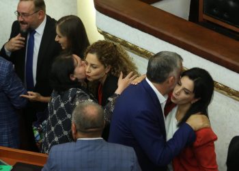 Puthje e përqafime, deputetët socialistë përcjellin ministrat e vjetër e urojnë të rinjtë