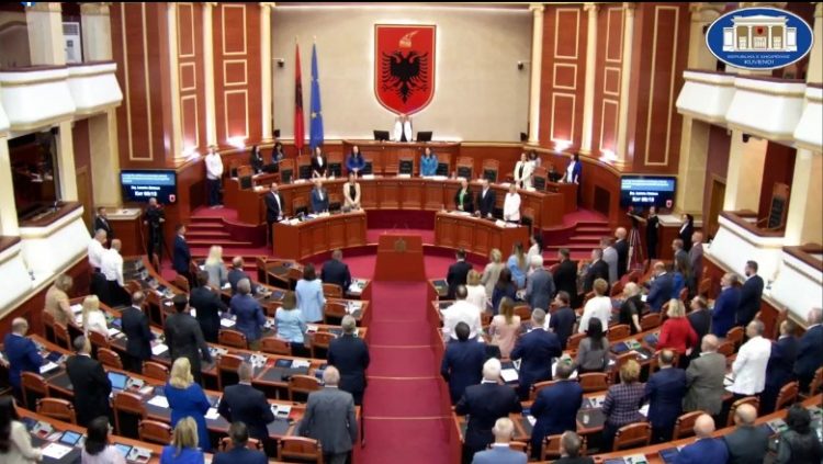 Shkarkohet Delina Ibrahimaj! Emërohet ministër i Financave me 74 vota pro Ervin Mete