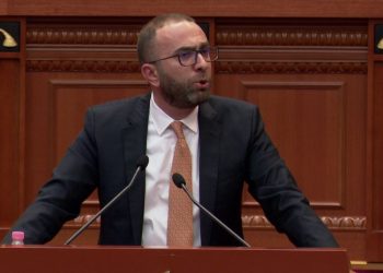 Tension në Kuvend/ Nikolla njoftoi se PD bëri Açkën kryetare grupi, Bardhi: Komplot!