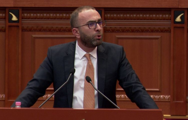 Tension në Kuvend/ Nikolla njoftoi se PD bëri Açkën kryetare grupi, Bardhi: Komplot!