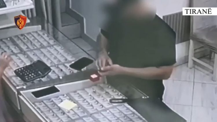 Vodhi sende me vlerë dhe i shiti në argjendari, arrestohet 31-vjeçari në Tiranë