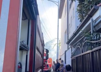 Zjarr në një banesë në Tiranë, policia: Defekt në bombolën e gazit
