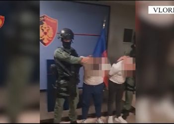 Të armatosur në lokal, arrestohen në Vlorë 6 pjesëtarët e grupit kriminal