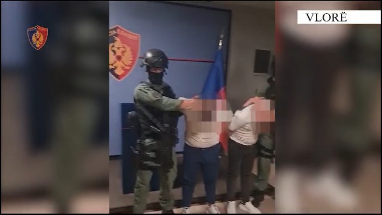 Të armatosur në lokal, arrestohen në Vlorë 6 pjesëtarët e grupit kriminal