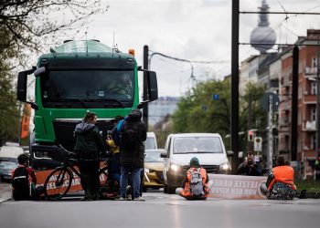 Protesta në Gjermani, aktivistët ngjisin duart në rrugë