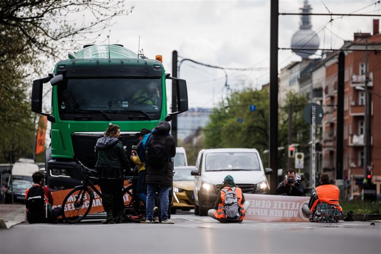 Protesta në Gjermani, aktivistët ngjisin duart në rrugë