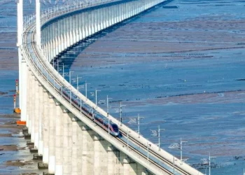 Kina inauguron trenin e parë me shpejtësi të lartë nën ujë