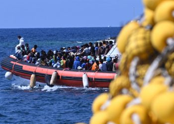 Përfshihet nga flakët një traget në Itali, evakuohen dhjetëra pasagjerë
