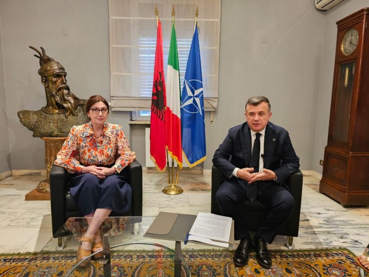 Procesi i regjistrimit, Balla takim me përfaqësues të komunitetit shqiptar në Itali