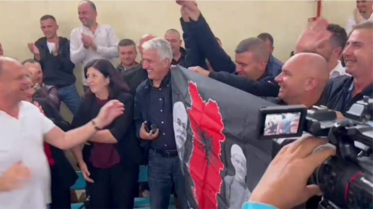 Socialistët nisin festën, Albert Halilaj feston fitoren e bashkisë me flamurin “Autochthonous”
