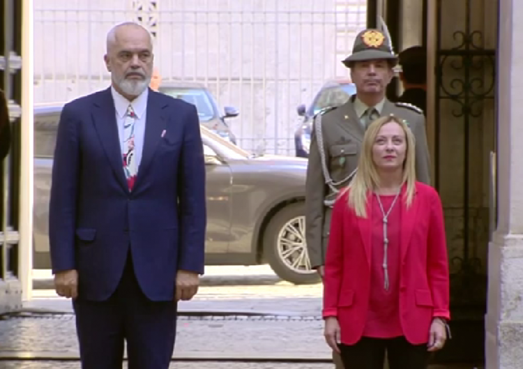 Rama pritet me ceremoni shtetërore nga kryeministrja Meloni