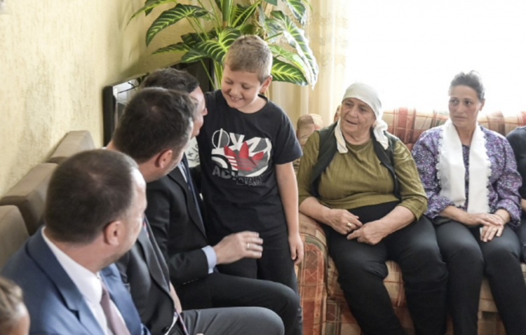 Kurti viziton familjen e heroit Bunjaku: Gjaku i tij s’do të humbë asnjëherë