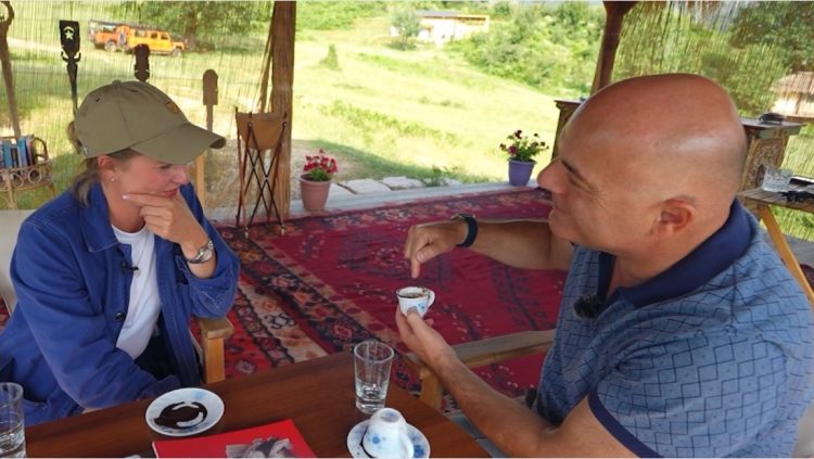 “E ardhmja juaj, e bardhë”, Fevziu i lexon filxhanin sipërmarrëses suedeze