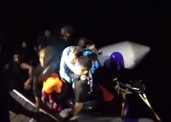 Shpëtohen 46 emigrantë në ishullin grek, vijojnë kërkimet për një grua (VIDEO)