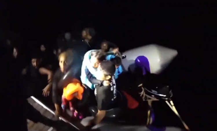 Shpëtohen 46 emigrantë në ishullin grek, vijojnë kërkimet për një grua (VIDEO)