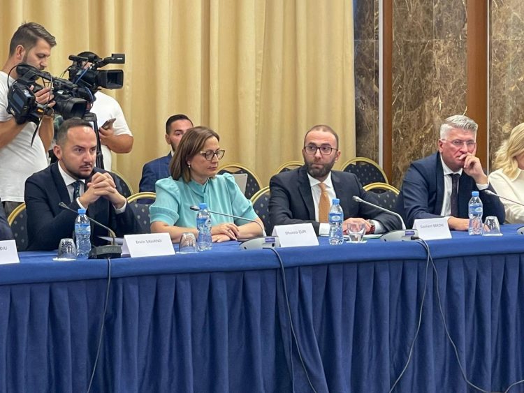 Emrat/ Mbledhja e thirrur nga Gazment Bardhi, të pranishëm 43 deputetë