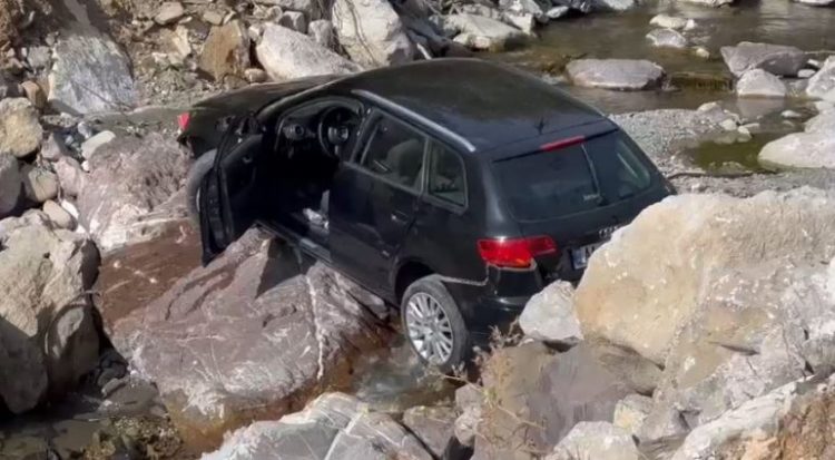 Makina “fluturon” në Rrugën e Arbrit, shpëtojnë mrekullisht të rinjtë.Pamje nga aksidenti