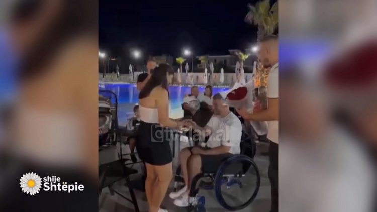 Emocionuan rrjetin, dashuria triumfon mbi aksidentin që la të paralizuar të riun shqiptar
