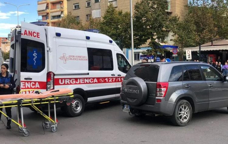 Përplasën dy makina në Vlorë, plagosen nënë e bijë