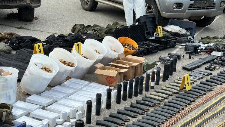 Municion e pajisje ushtarake, fotot nga armatimi i gjetur në vendin ku qëndruan serbët