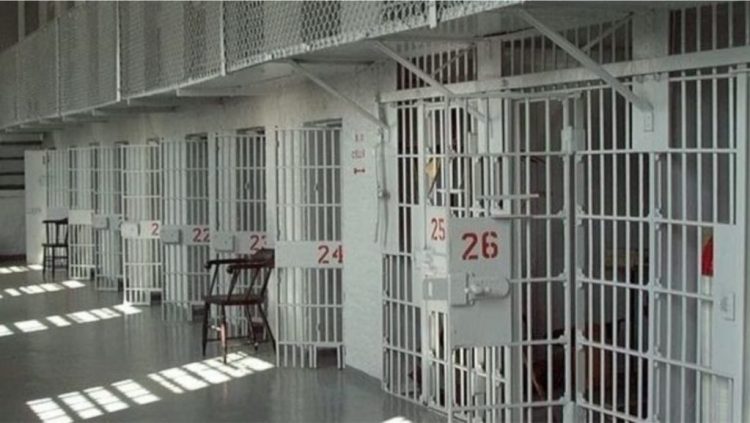 Shqiptari arratiset nga burgu italian, u ndihmua nga një dron