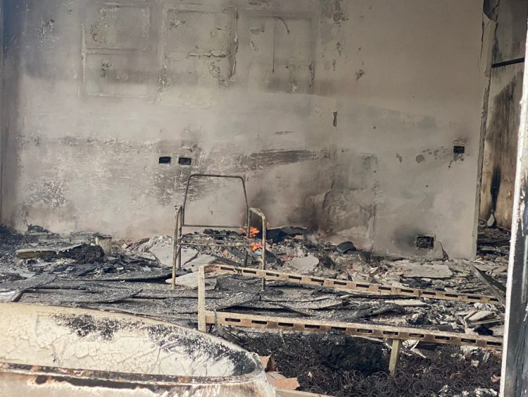 Dogji gjithçka, pamjet brenda pallatit që u përfshi nga zjarri në Tiranë