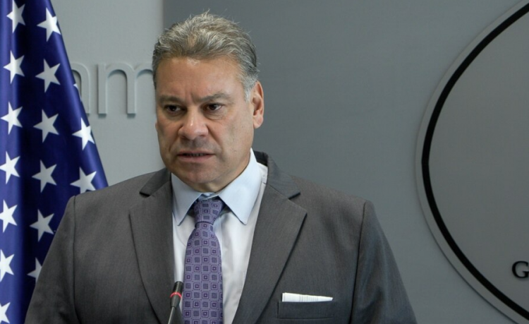 Escobar:Dorëheqja e kryetarëve në komunat veriore të Kosovës do të ishte rruga më e lehtë
