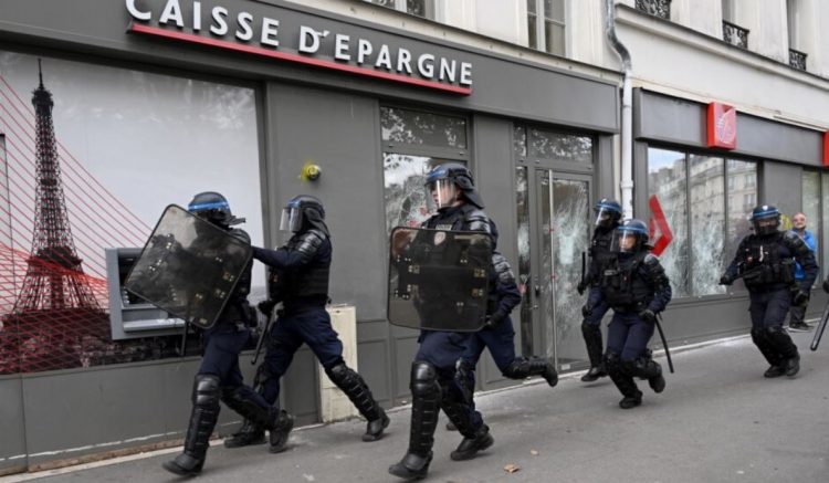 Paris, protestuesit sulmojnë makinën e policisë
