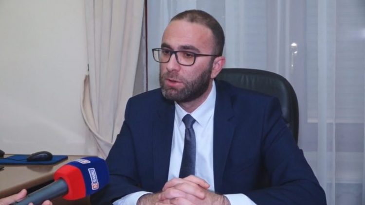 EMRAT/ Mbledhja e thirrur nga Gazment Bardhi, 40 deputetë konfirmojnë pjesëmarrjen