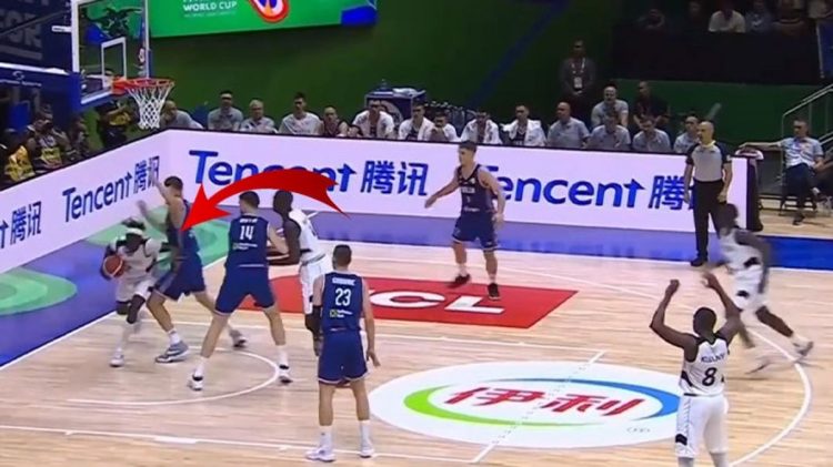 VIDEO/ Basketbollisti serb heq veshkën pas goditjes me bërryl nga kundërshtari