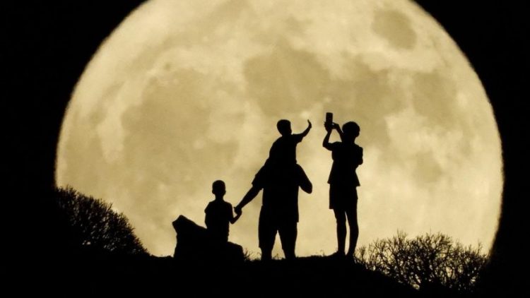 Sytë nga qielli nesër në mbrëmje! Shfaqet superhëna e fundit për vitin 2023