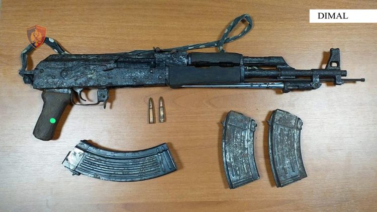 50-vjeçari fshihte kallashnikov në banesë, më parë ka qenë i dënuar për…