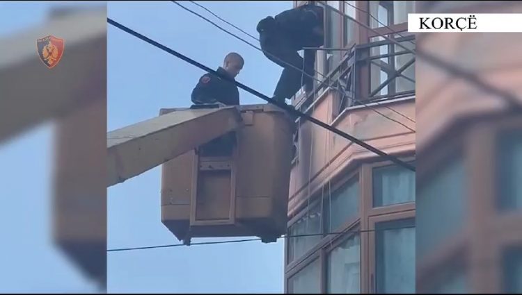 Policia i hyn nga ballkoni me vinç, si u arrestua autori i një zjarrvënie në Korçë