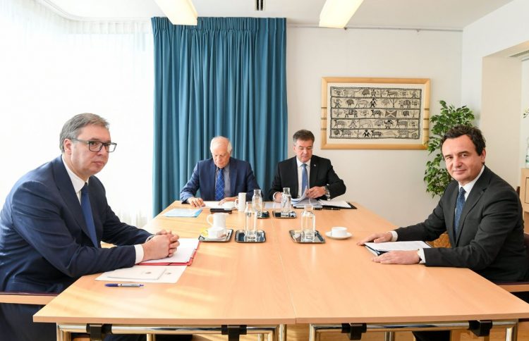 Video/ Përballë njëri-tjetrit, dalin pamjet e takimit Kurti-Vuçiç në Bruksel