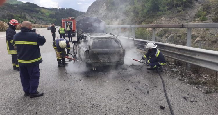 Digjet makina e 21-vjeçares në autostradën Tiranë-Elbasan