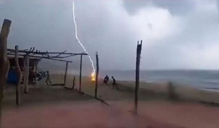 Momenti kur rrufeja godet për vdekje pushuesen 33-vjeçare dhe një shitës ambulant