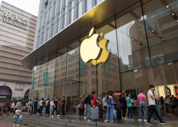 Kina ndalon zyrtarët të përdorin iPhone
