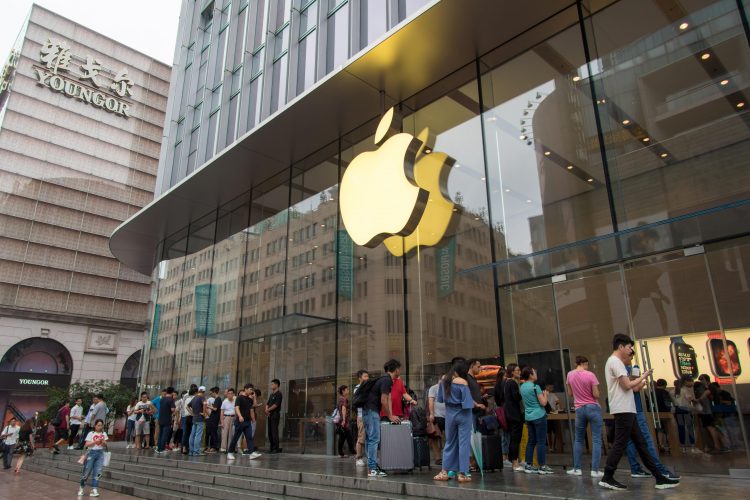 Kina ndalon zyrtarët të përdorin iPhone