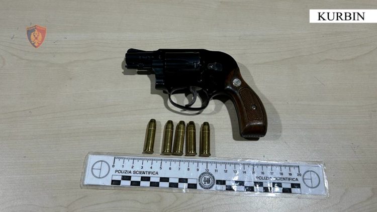 Hodhi nga dritarja e makinës që drejtonte pistoletën, vihet në pranga 28-vjeçari
