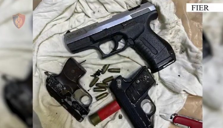U përdorën në ngjarje kriminale? 61-vjeçarit i gjendet çanta me armë në oborrin e banesës