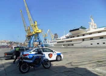 Lejoi daljen jashtë vendit të një shtetasi të shpallur në kërkim, pranga ndihmës kontrollorit në portin e Durrësit