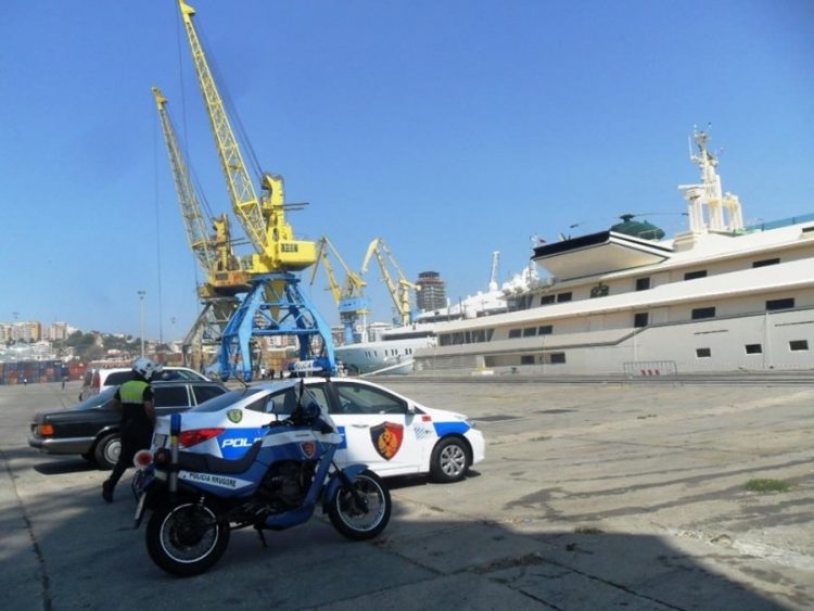Lejoi daljen jashtë vendit të një shtetasi të shpallur në kërkim, pranga ndihmës kontrollorit në portin e Durrësit